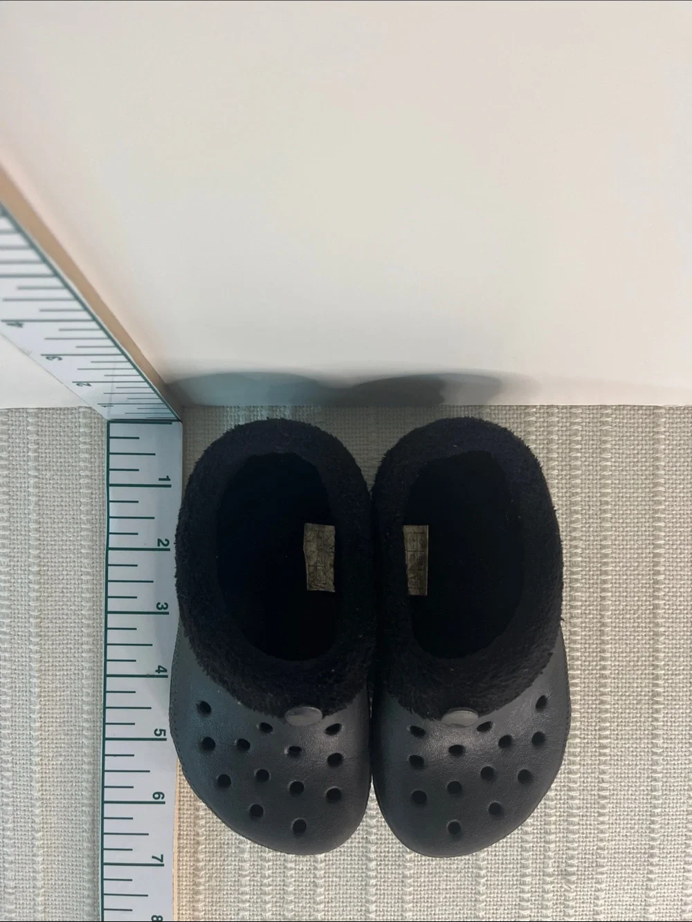 CROCS Kids Fleece-Lined Jibbitz Clog Slip-on Shoes, size XS baby/child 6-7 black